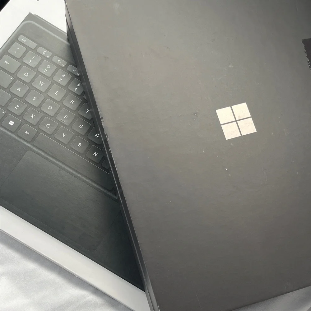 Snapdragon® X Elite (12 Core), with OLED display + Surface Pro 13-inch Keyboard